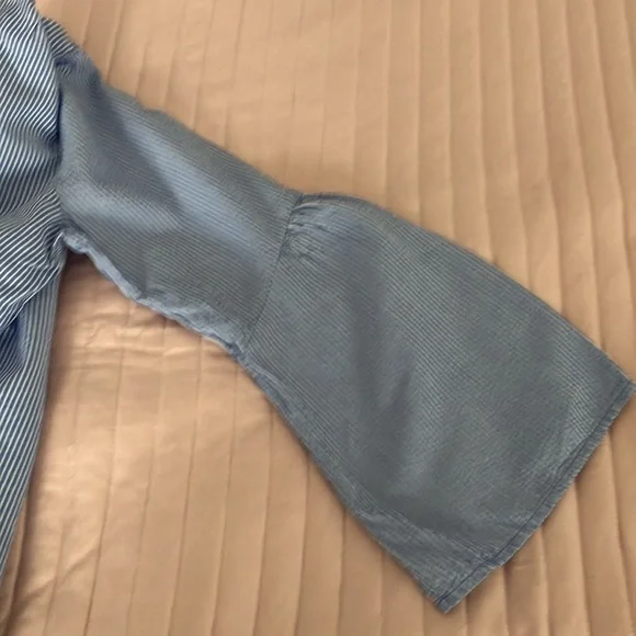 Cute bell sleeve seersucker split neck top blouse - Picture 6 of 7